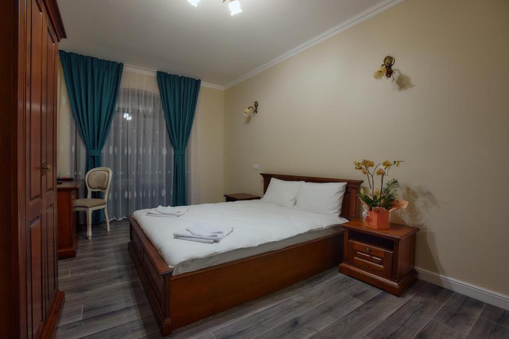 Hotel Imperium Botiz Buitenkant foto