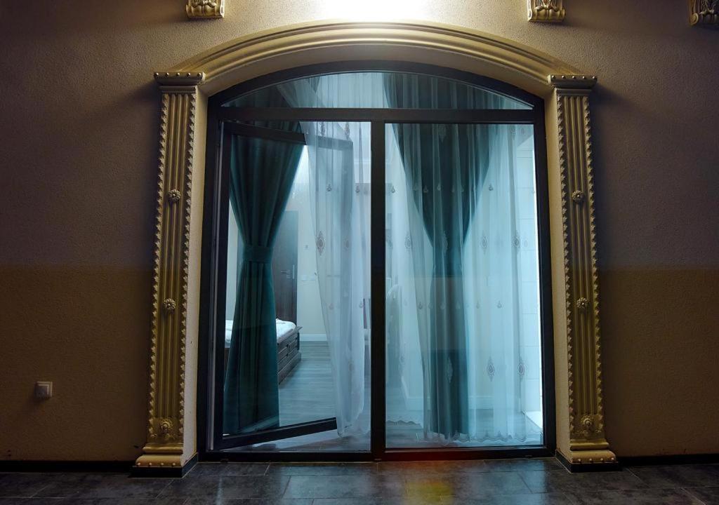 Hotel Imperium Botiz Buitenkant foto