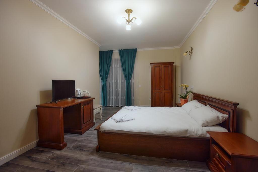 Hotel Imperium Botiz Buitenkant foto