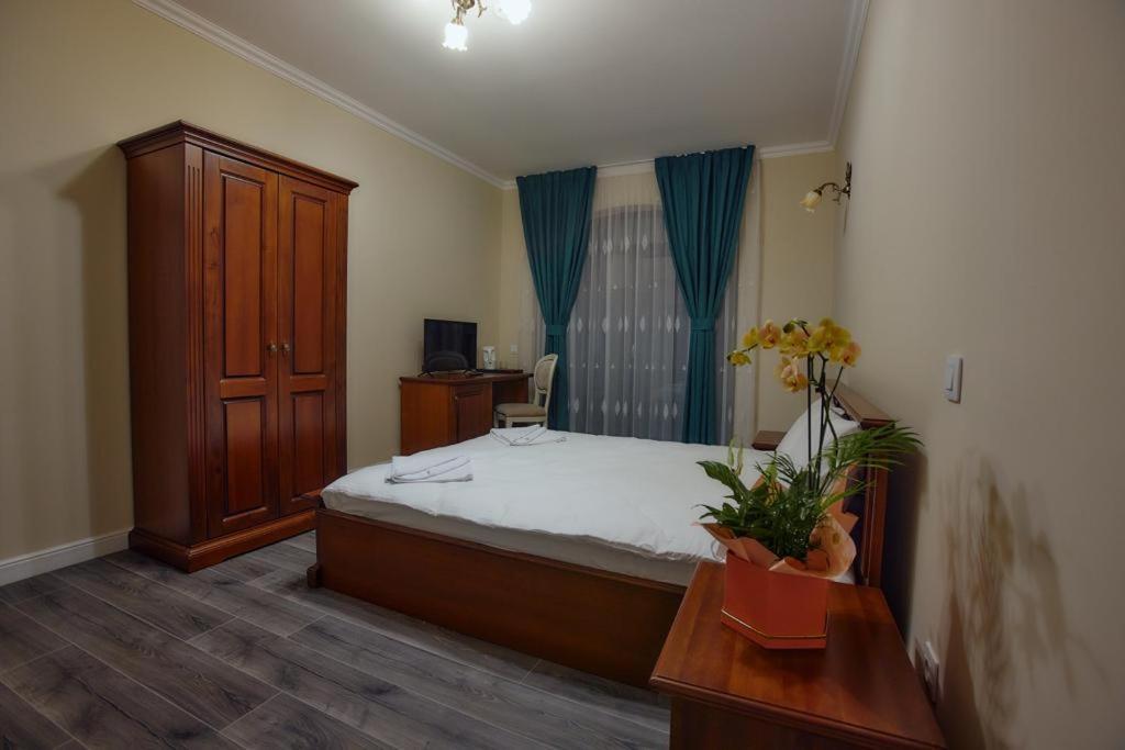 Hotel Imperium Botiz Buitenkant foto