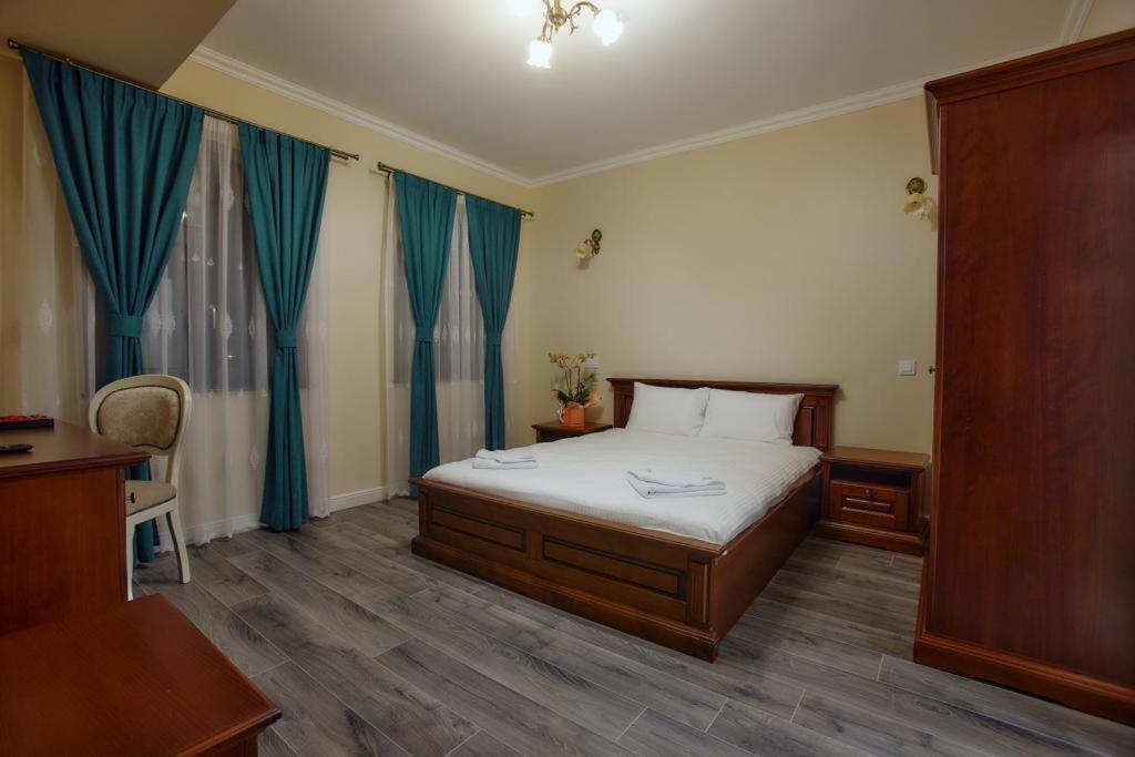 Hotel Imperium Botiz Buitenkant foto