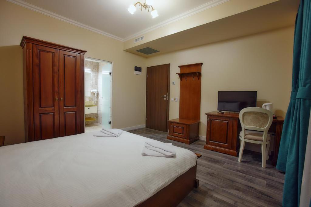 Hotel Imperium Botiz Buitenkant foto