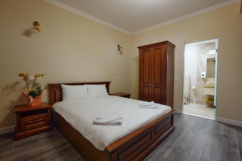 Hotel Imperium Botiz Buitenkant foto